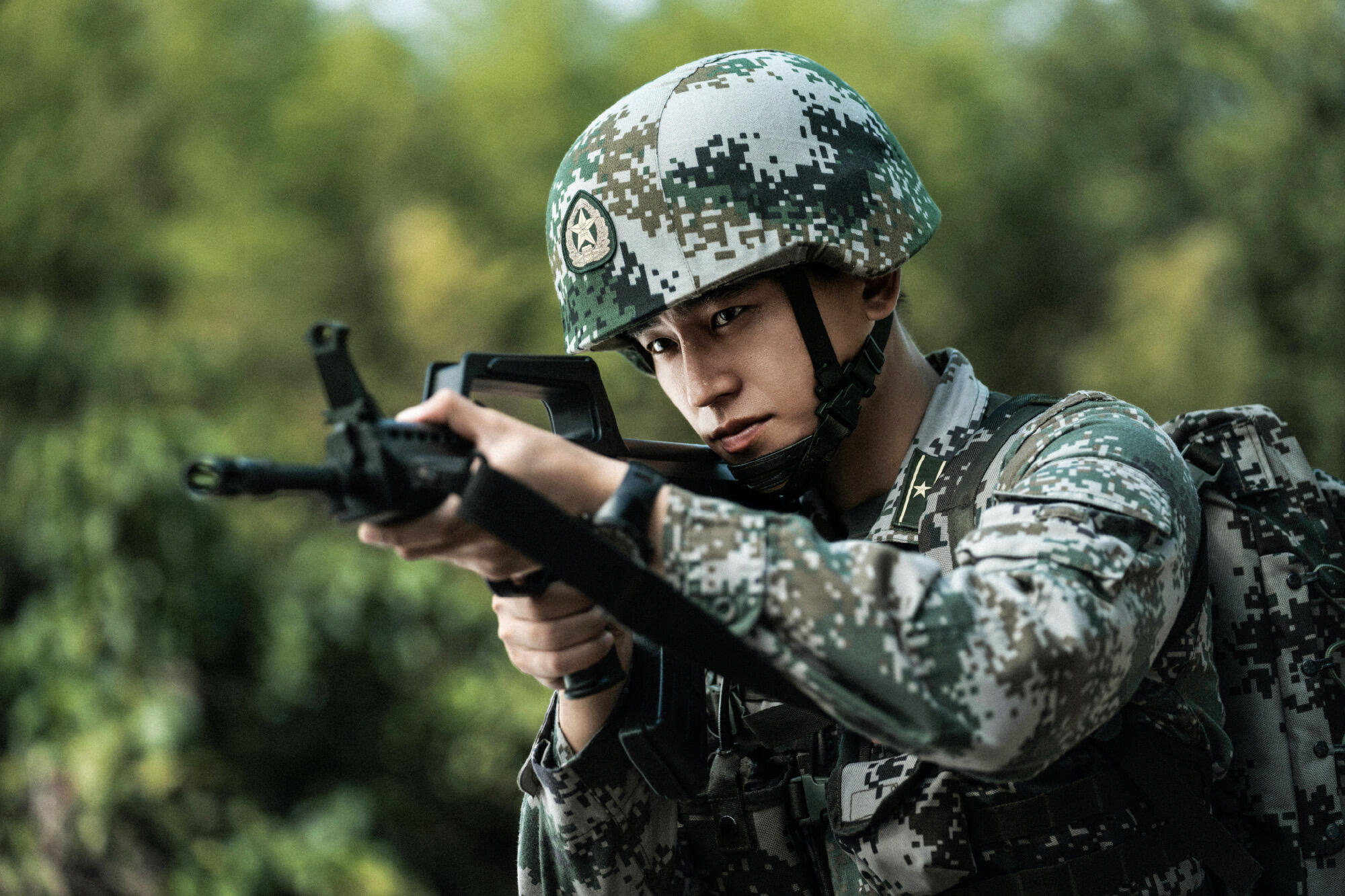 欧豪兵自风中来第11集开虐欧豪新剧开始虐了 他明明爱部队爱得要命，每场演习比谁都