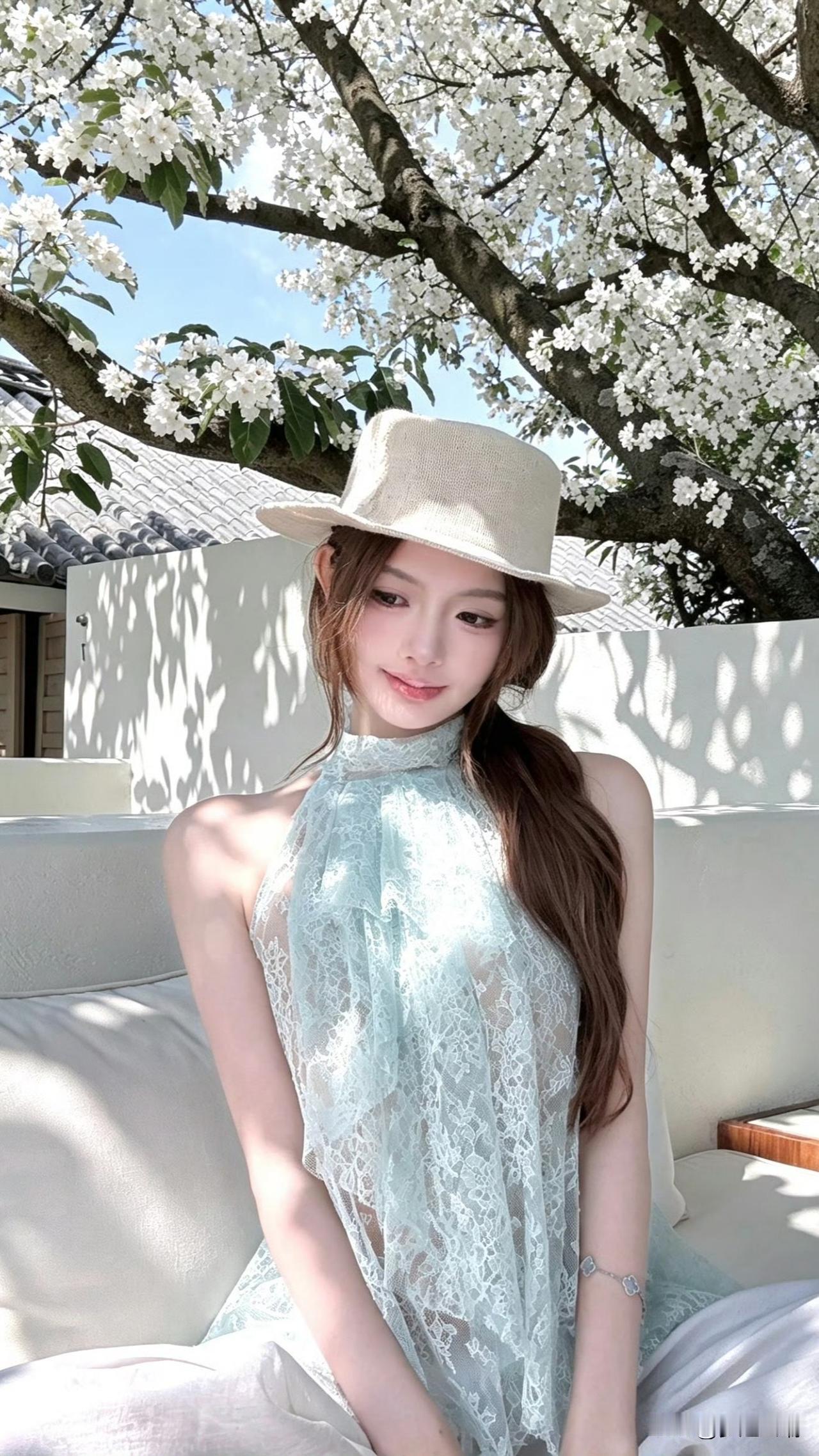 春日午后，樱花树下，优雅穿搭，清新自然。