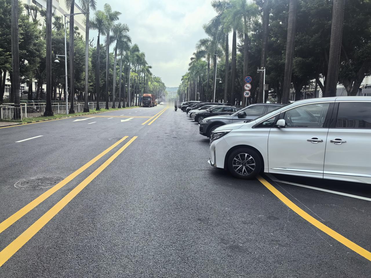 深圳龙华某路段交通标志线，十字交通路口，停车位这么画线，车辆如何通行，要违规违章