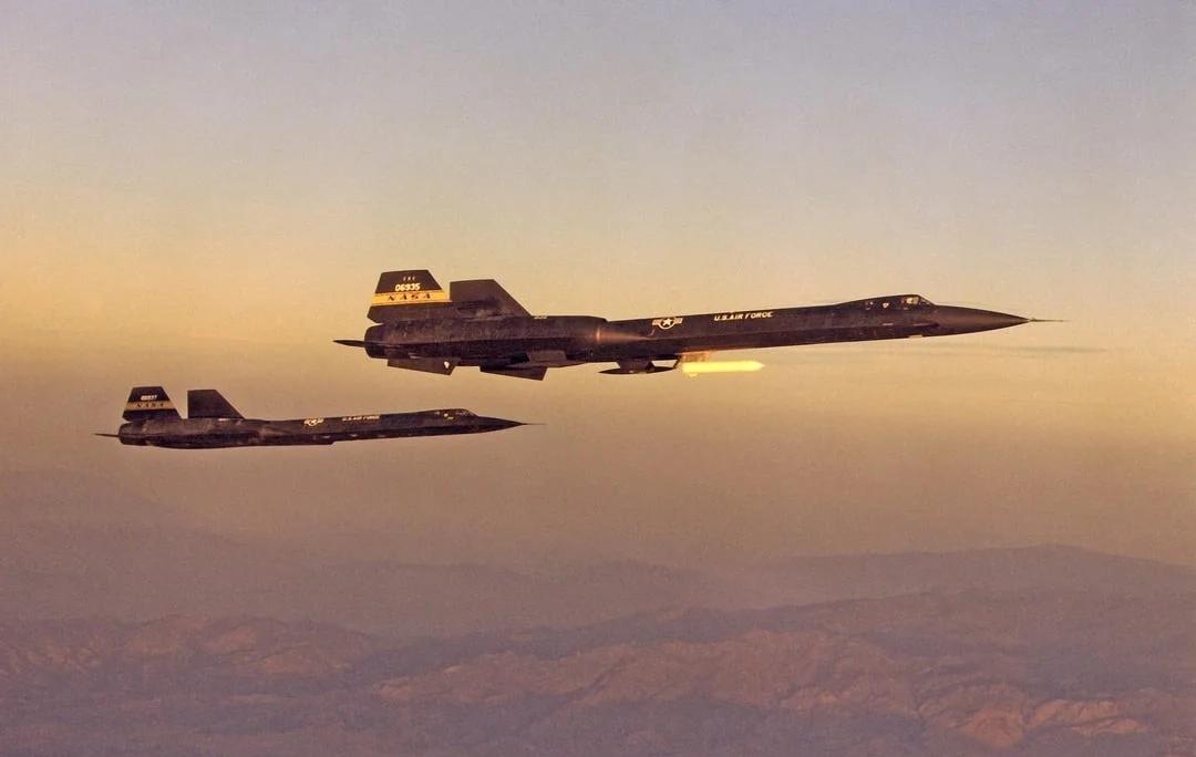 一架装备导弹的YF-12战斗机
YF-12战斗机是美国空军以A-12侦察机为基础