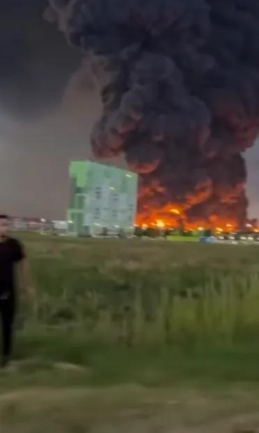 莫斯科的夜空被无人机蜂群点亮了，650架无人机的规模令人震惊。这不是电影特效，而