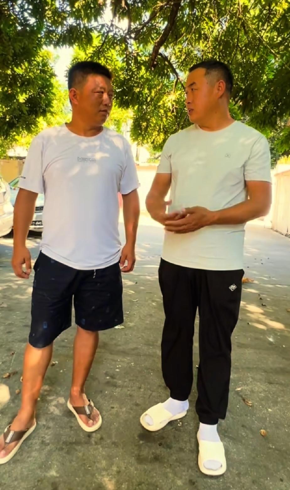 贺兄弟与白兄弟今天并肩散步，敞开心扉深入谈心。他们二人来到厦门已经一周了，贺兄弟