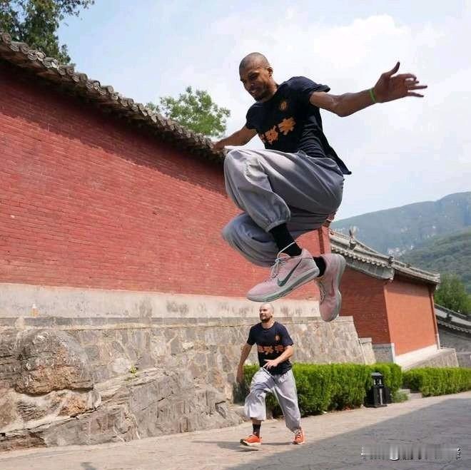 建议杨瀚森休赛期直奔少林寺，跟着文班亚马抄作业准没错！
 
文班亚马真的太会了，