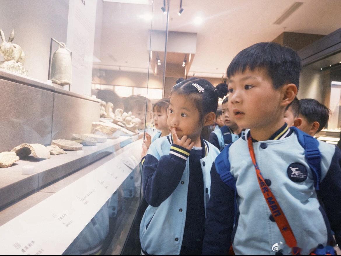 台州萌娃在博物馆解锁乡土文化的秘密天台始丰街道中心幼儿园组织幼儿探访博物馆，观赏
