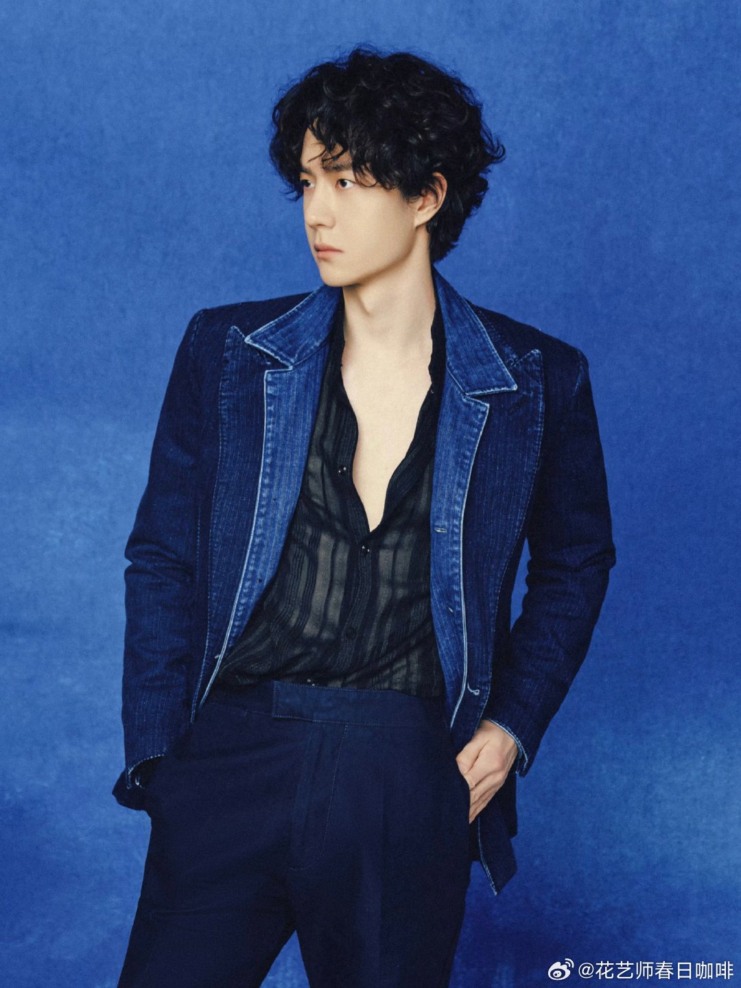 「VOGUE+热感器 TEMP CHECK」深邃蓝调铺陈整体画面，光影在其中缓缓