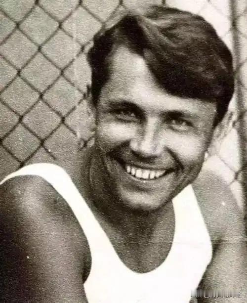 [太阳]1961年，在南极考察站里，27岁的苏联医生给自己注射了麻醉剂，然后亲手