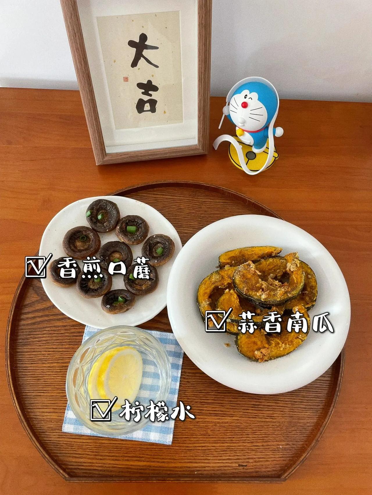 分享素食记·南瓜这么做太好吃了吧
买了个小南瓜，在想是做个南瓜炖土豆还是什么，最