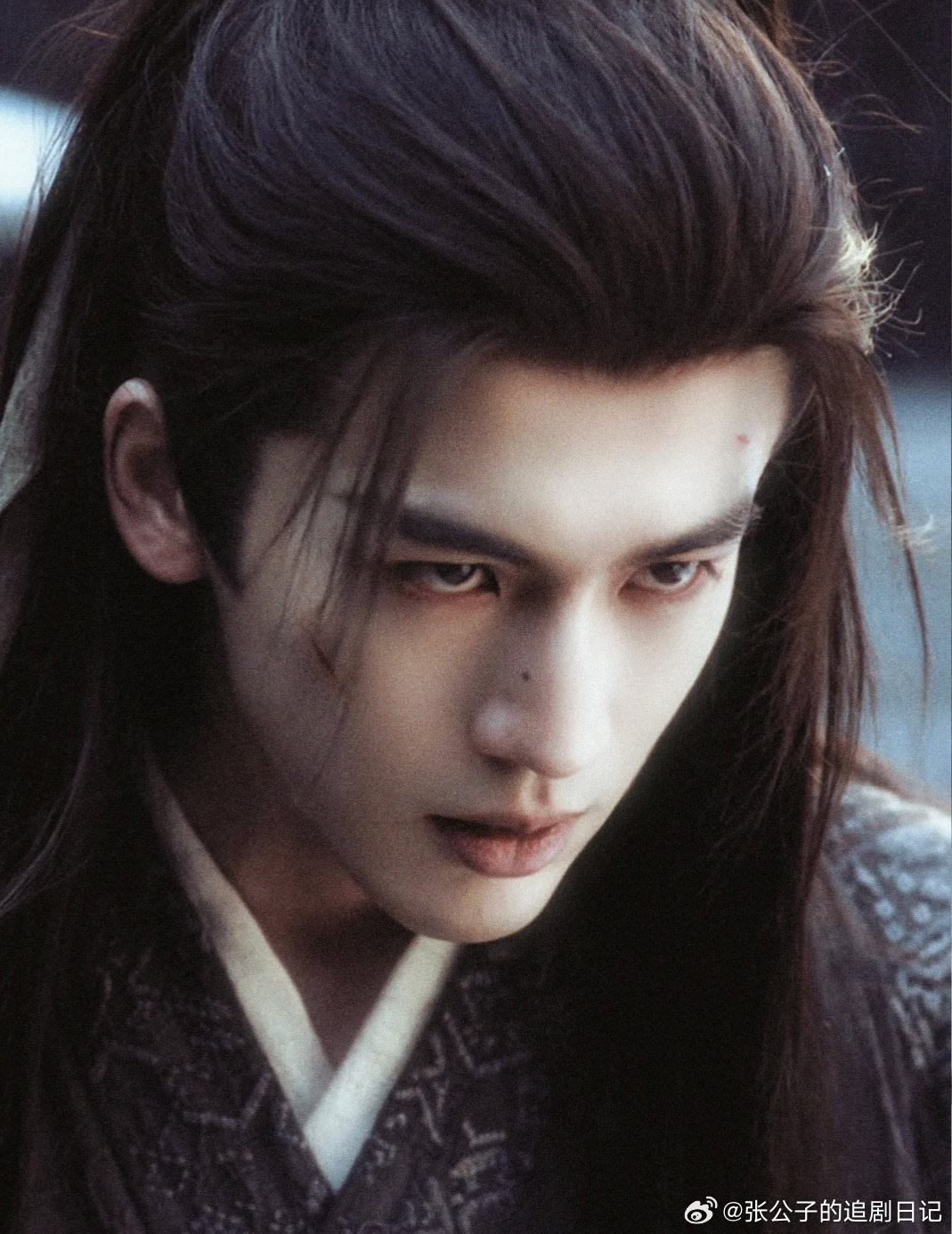 张凌赫男鬼一《逐玉》谢征人前病弱夫君，人后阴湿疯批，这反差直接封神，建模脸配氛围