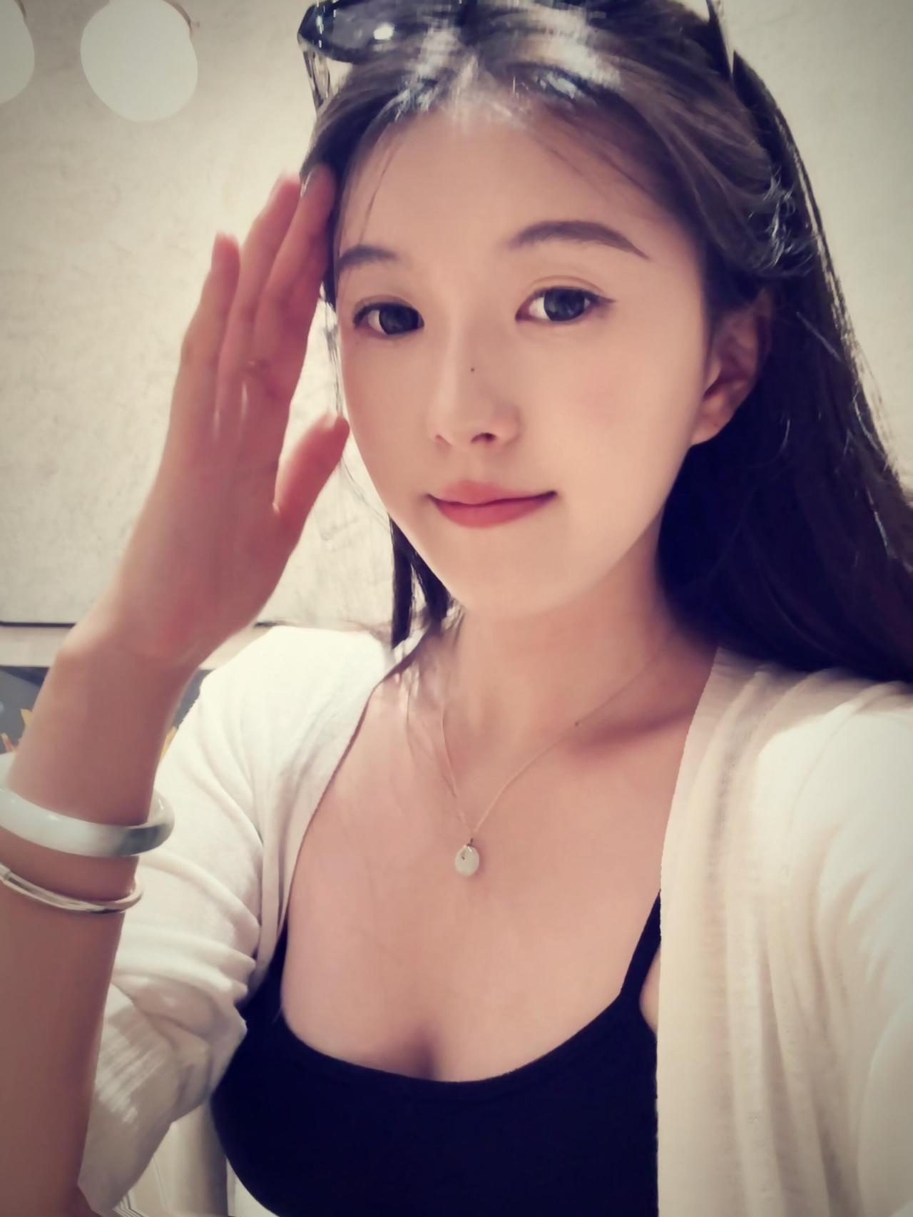 眉眼清冷气质出众，温柔又飒爽，不迎合世界只取悦自己。清冷气质 飒爽女神 日常随拍