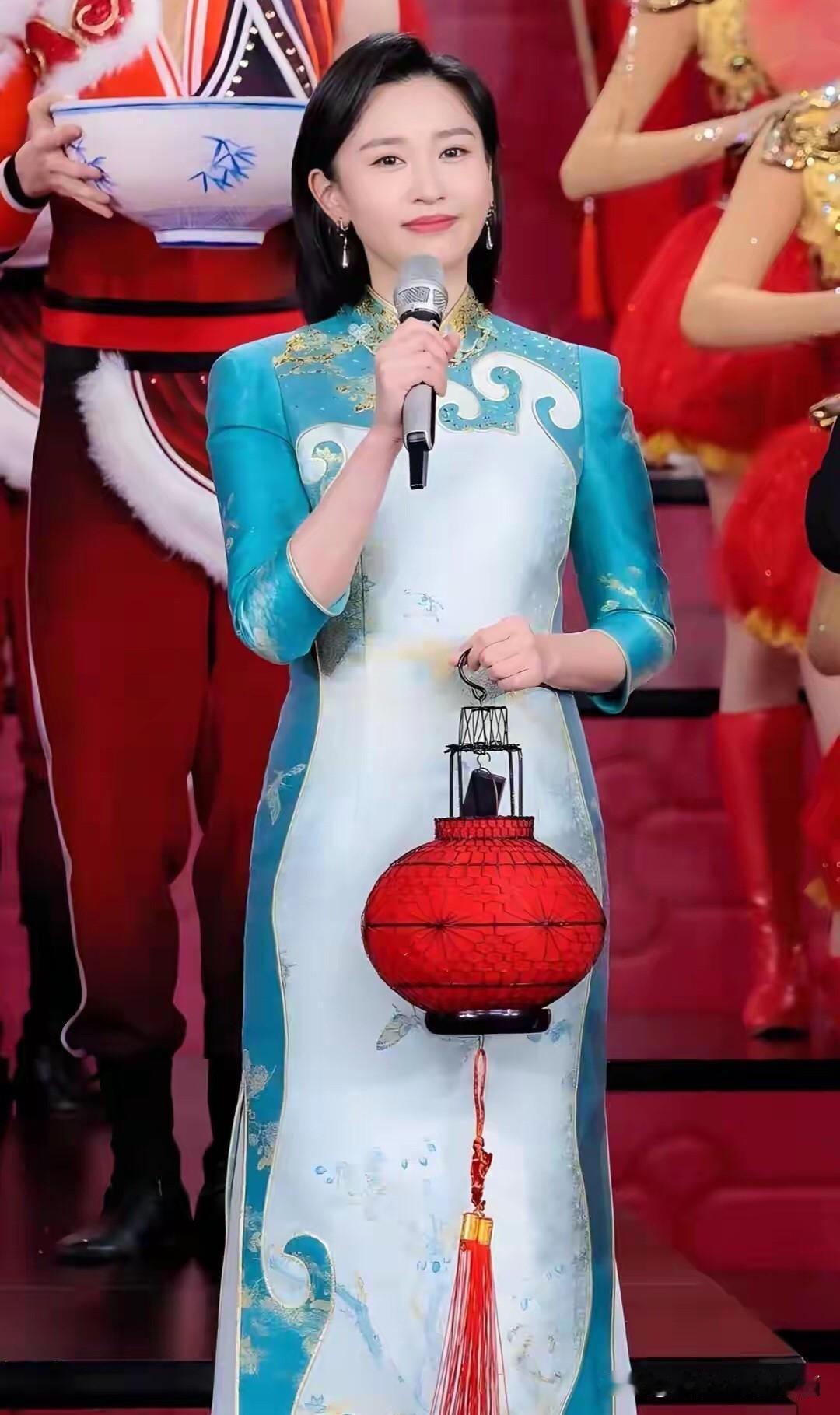 第一次看见王音棋穿旗袍的样子，真是太迷人了，比她在播音新闻的时候更加美艳，气质如