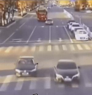 大车的喇叭都按到底了，刺耳的响声接二连三，可小车好似没有听到似的实线接连变道。