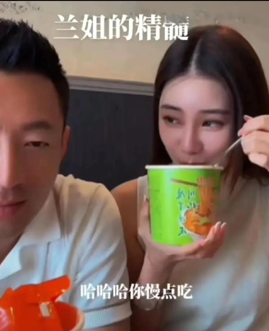 汪小菲的两位伴侣，皆是来自宝岛的温婉女子。其中一位，以“曲线”之美著称，她曾坦言