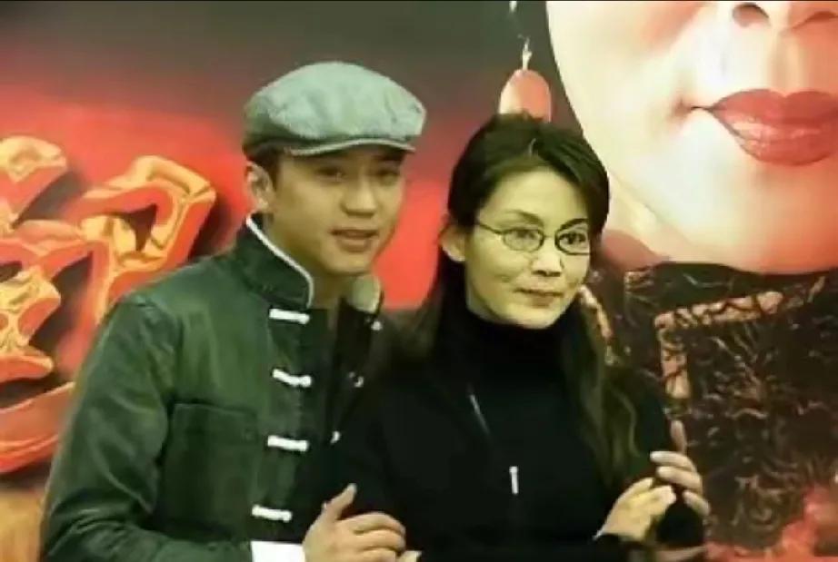 20年前，一张邓超与潘虹老师的合影，定格了演艺圈的传承瞬间！
      24岁