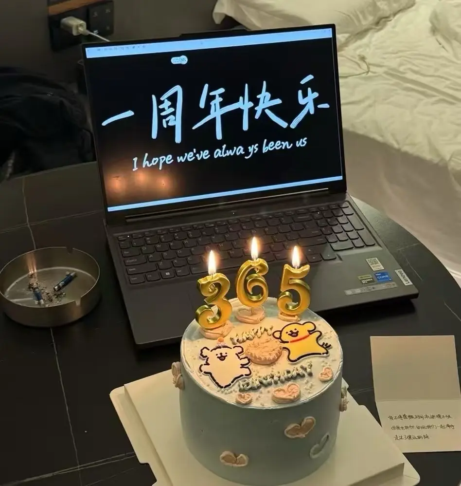 我不停感慨时间流逝得太快 但是也突然发现我们一起牵手走过了很远的路