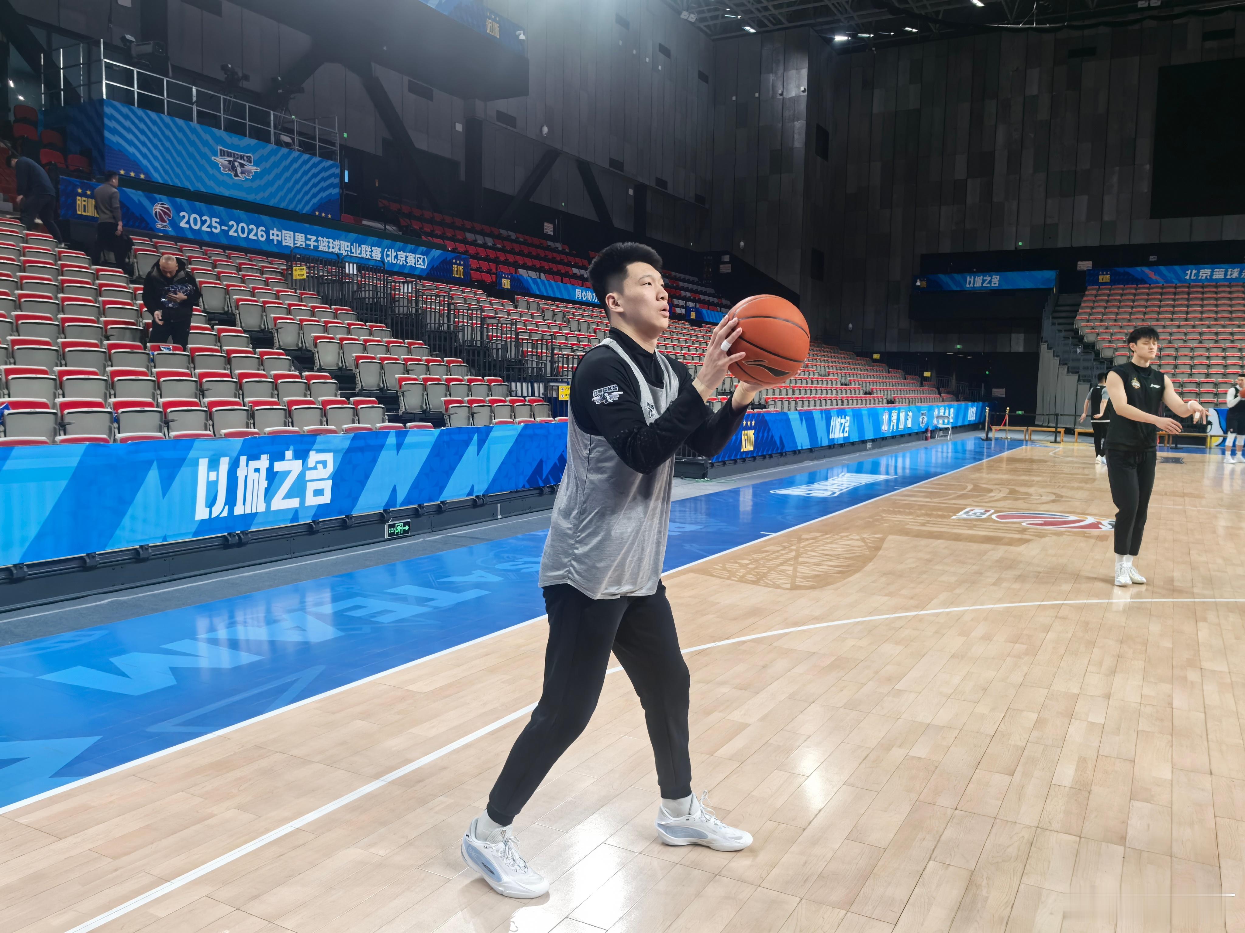 北京男篮vs青岛男篮 雷蒙说他是膝盖劳损伤，上一场太疼了，许指导让他缓一场，这场