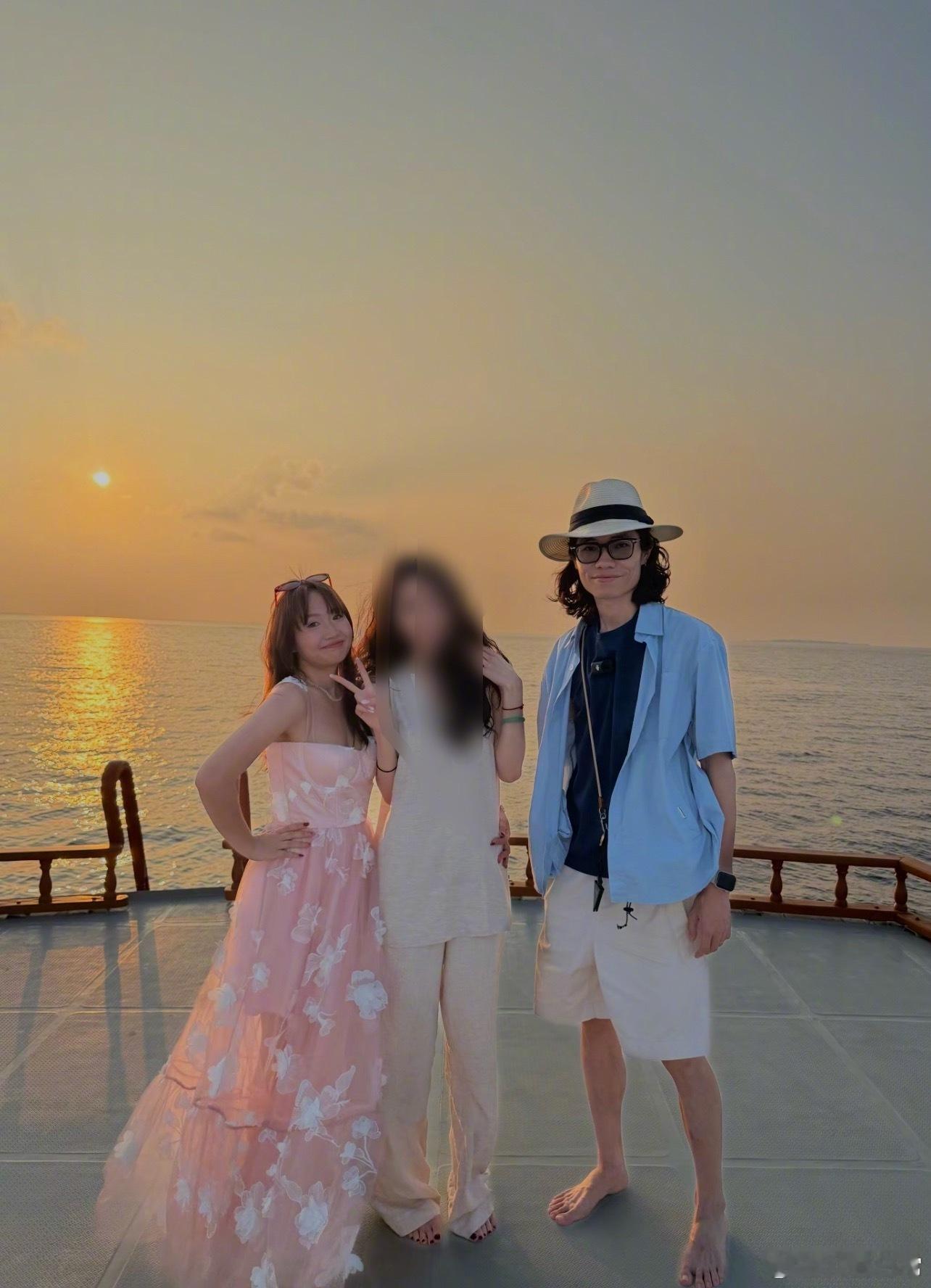 网友在马尔代夫偶遇麦琳和李行亮 