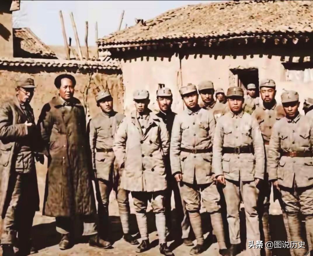 不知道你们发现没有？毛主席和士兵合影时，总喜欢站在一边？

反正我看过很多次毛主