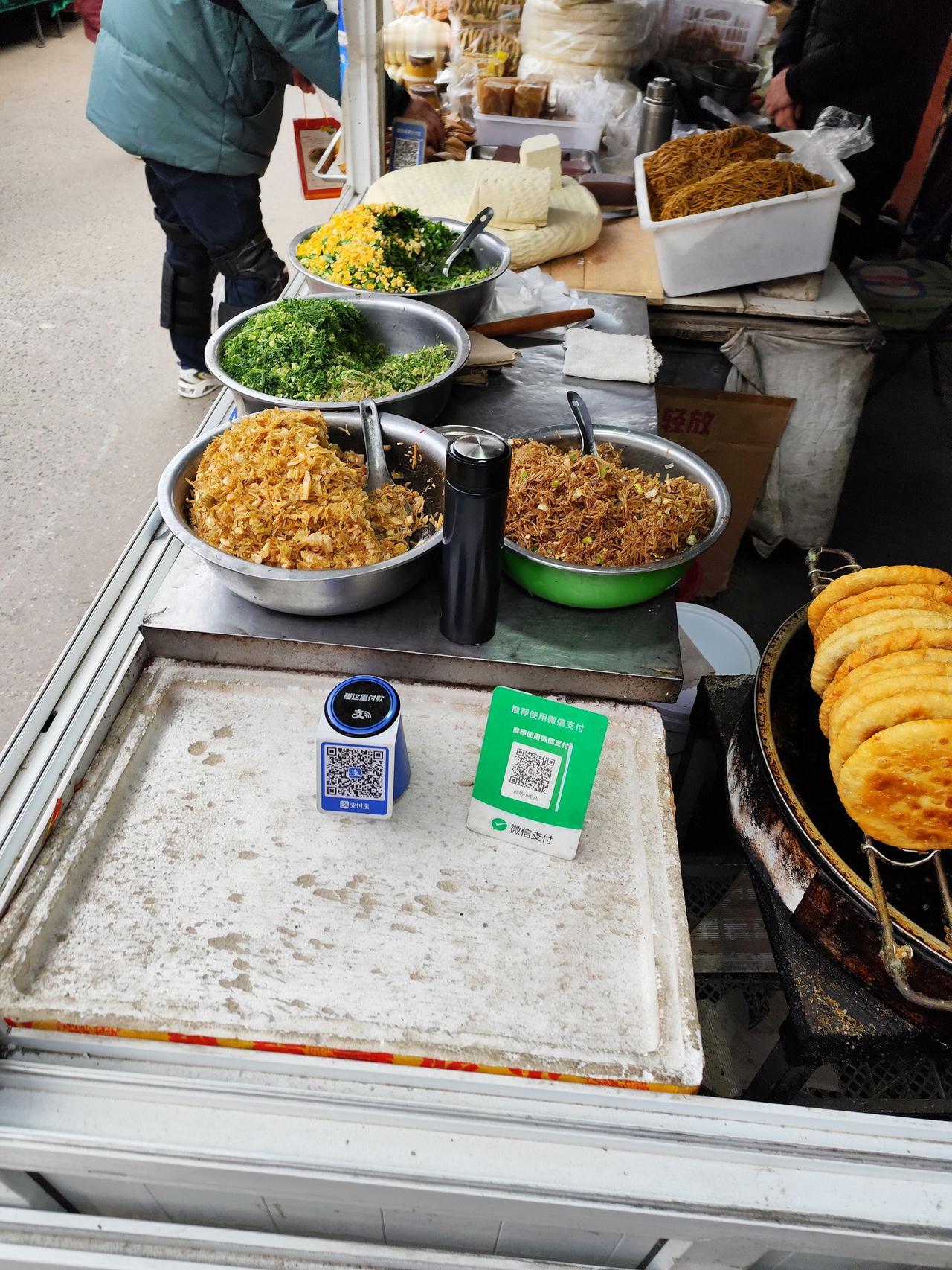 【老西安的早餐江湖（2）】纺织城醒了，是从鹿塬街的蒸屉声开始的。四块钱的搅团、两