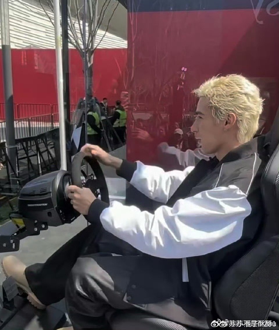 米卡在上海F1痛车玩嗨了米卡现身上海F1痛车现场，和酷炫赛车同框超有范儿！全程玩