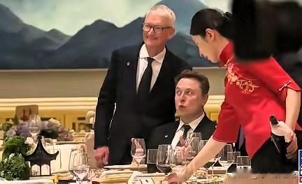 刚爆大瓜！马斯克库克国宴同框，表情亮了
 
就在刚刚，北京这场国宴直接刷屏！特斯