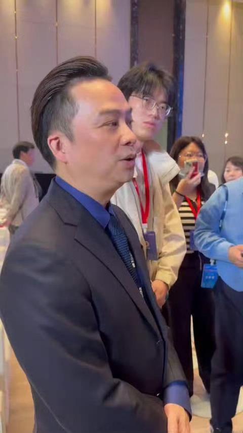 荣耀具身智能首席战略官王皑在机器人生态峰会上透露，公司正研发四足机器狗“安仔”和