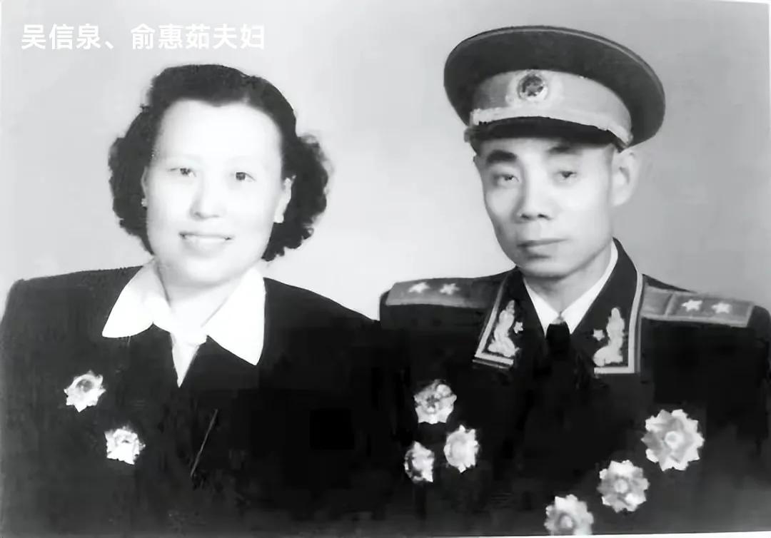 1961年，开国中将吴信泉与他的妻子和12个孩子，一起拍下了这张全家福，吴将军一