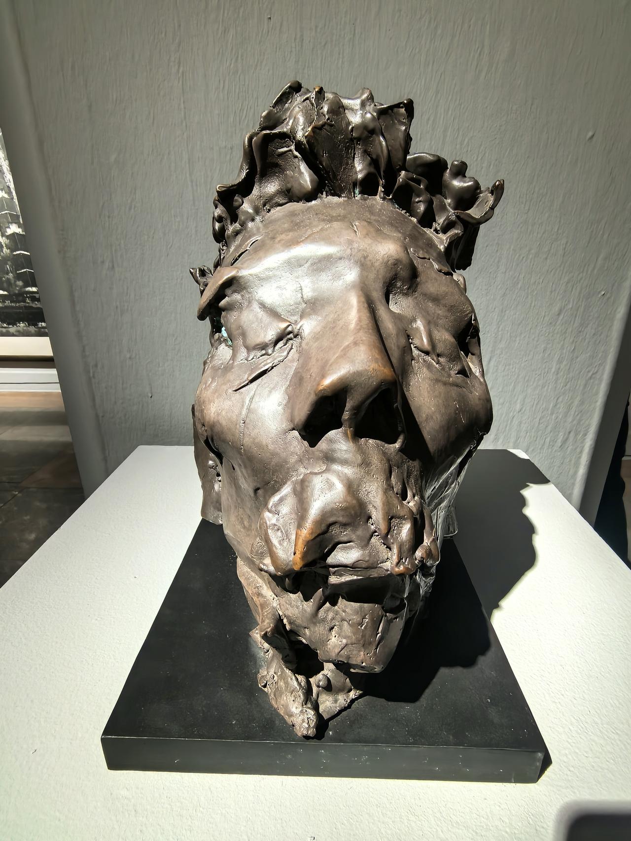 如果说这个雕塑是鲁迅，谁能认出来？而且这个雕塑还是比较有名的一个教授，也算是艺术