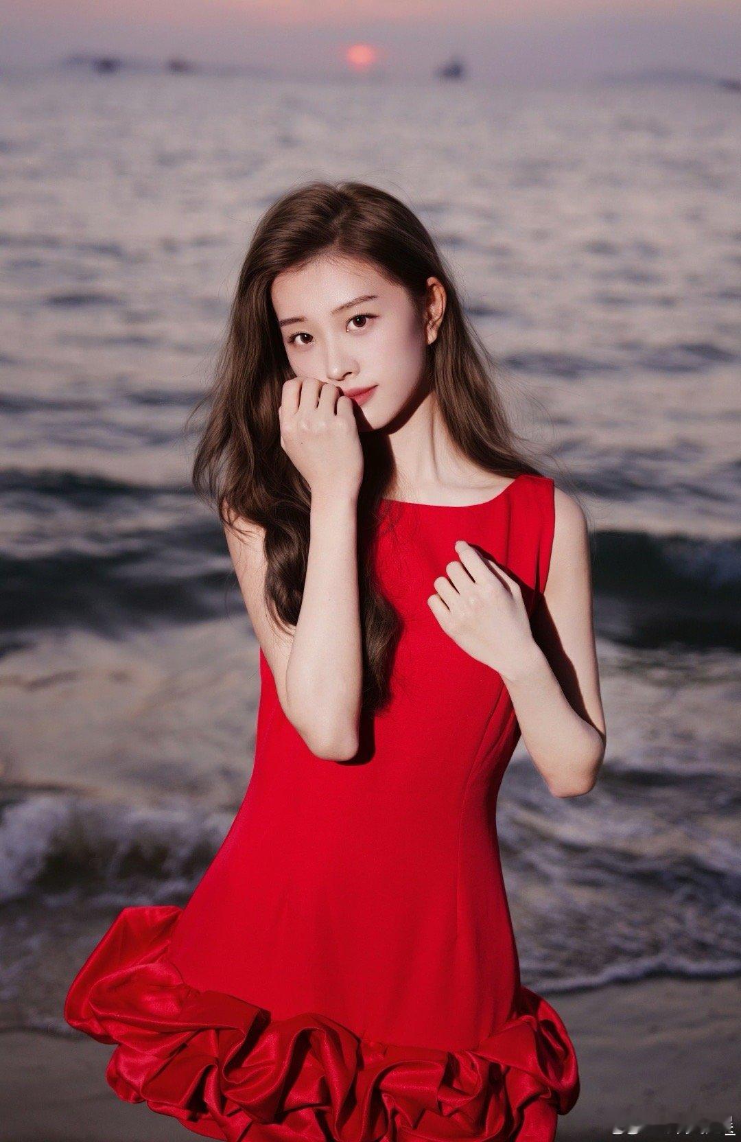 钟雯冠[超话]  钟雯冠  钟雯冠红裙新年海边大片 钟雯冠的星途一路闪耀，她凭借