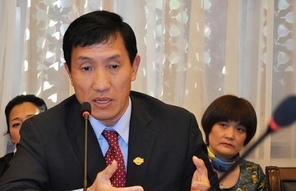 “中国拿什么挑战美国？中国人均收入只相当于美国的8%!“中国经济领域专家黄亚生劝