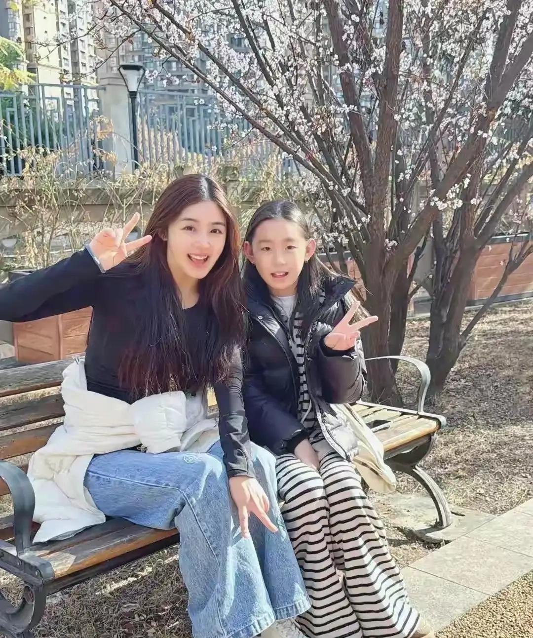 舞台上惊艳全网，回老家秒变干饭人！张含韵过年太真实了
 
前几天还在晚会上凭戏腔