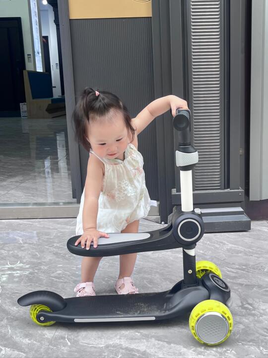 人类幼崽的“出行搭子”，超酷！