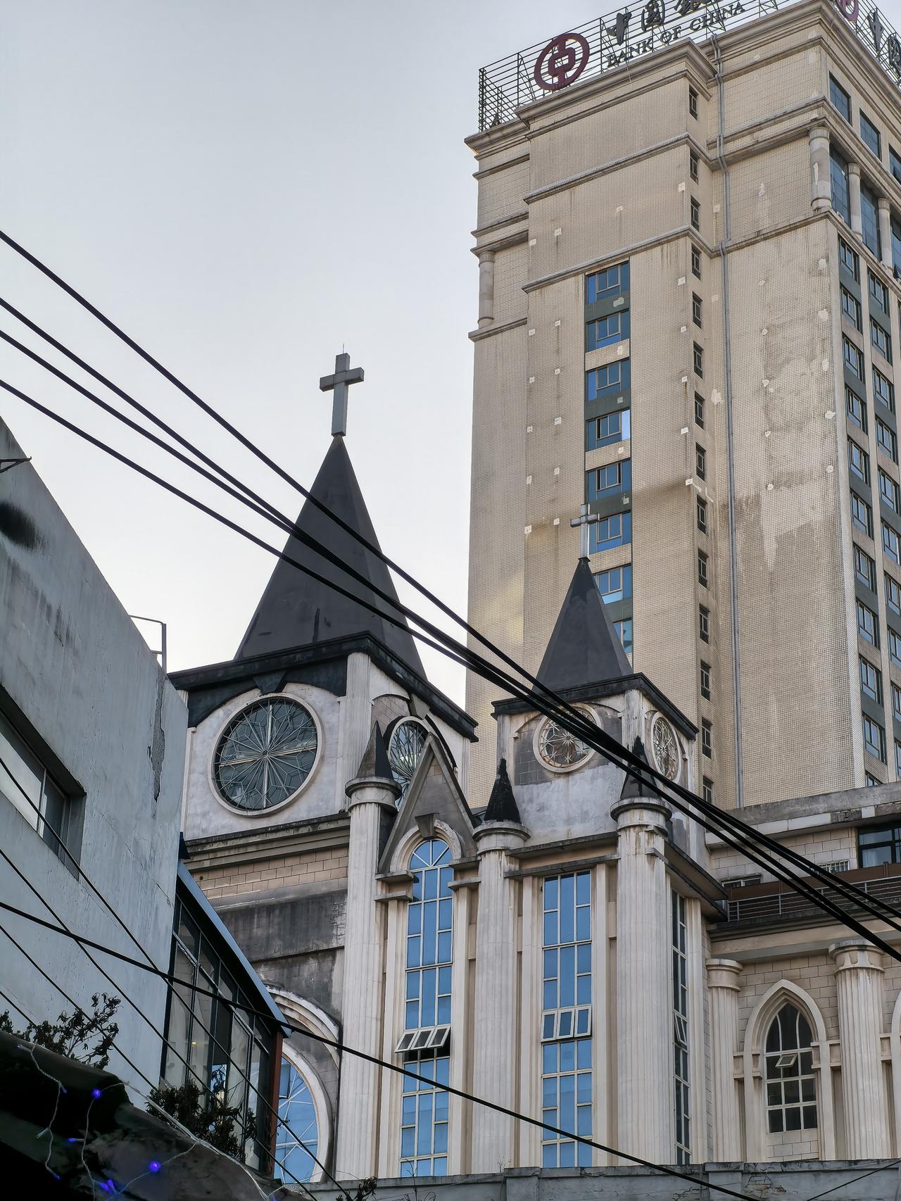 景星街大楼的这个后面还有一座教堂四面都是建筑，把它包围起来了，看样子没有建多长时