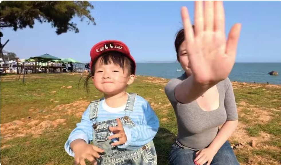 黄一鸣疑似又拿女儿炒作，去走秀，说是有神秘人打电话关照 
