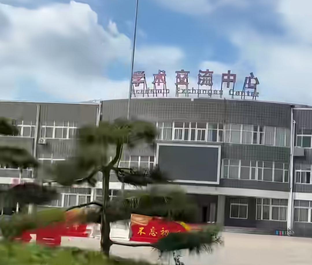 邯郸某学院招聘4名高层次人才，结果发现应聘者学历都是国外不知名高校。被网友质疑是