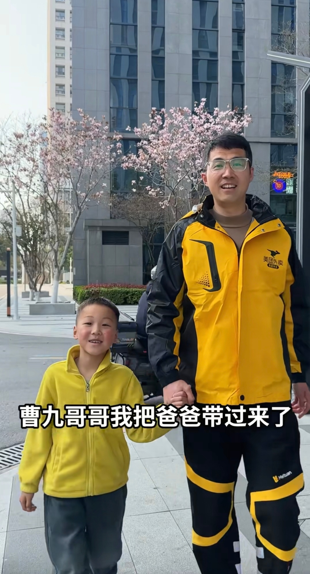 6岁男孩把外卖员爸爸宠成超级英雄 江苏男孩说爸爸要有自己的超人style 6岁男