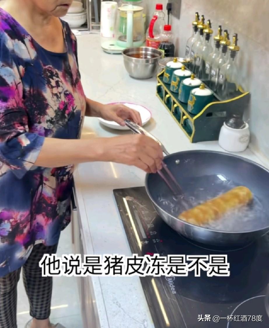 主播在直播间里信誓旦旦说零添加猪皮冻只卖9.69，大娘下单买回后跟儿子炫耀，儿子