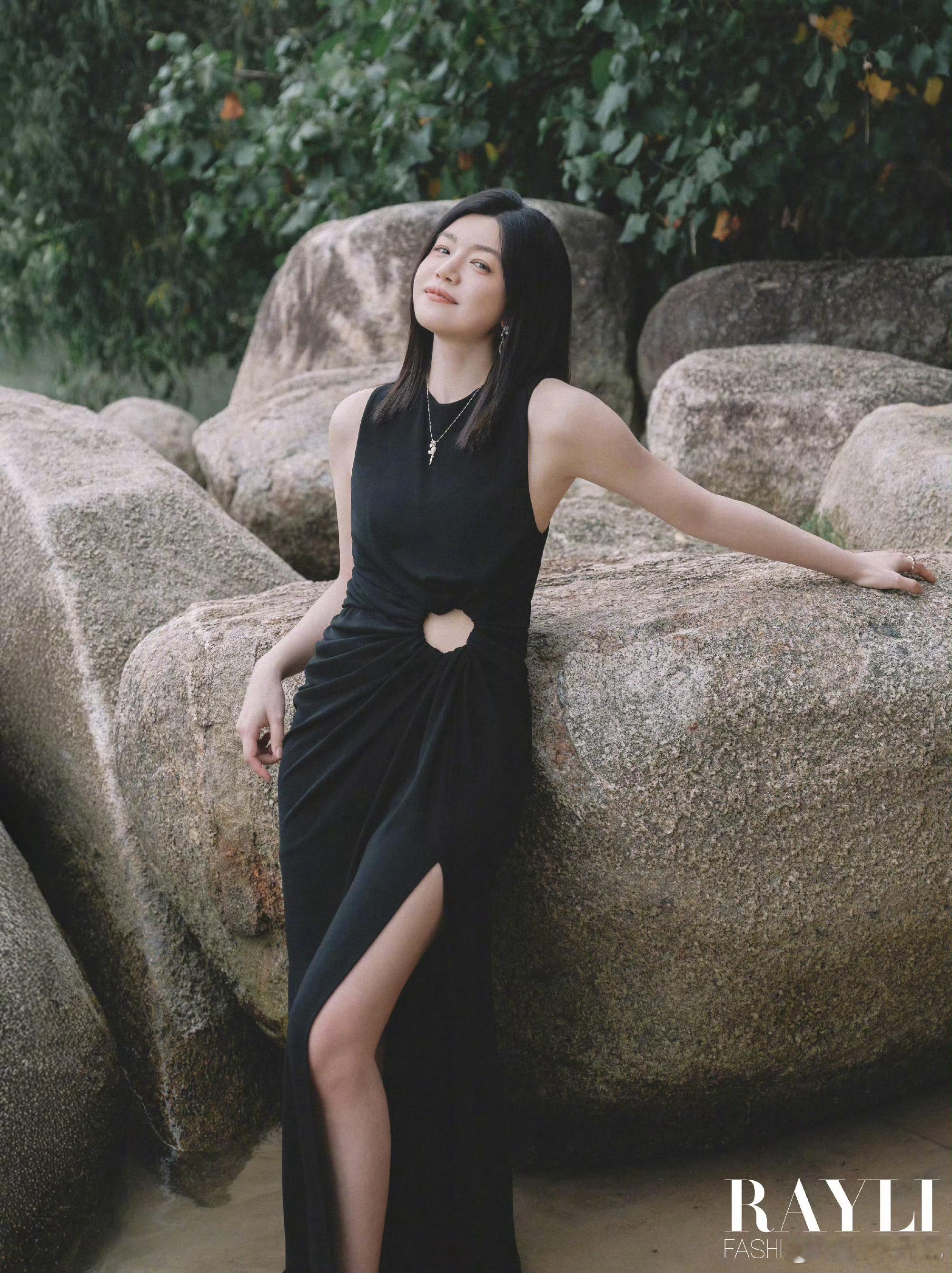 陈妍希x瑞丽服饰美容在陈妍希的南洋假期里，多曼尼蓝牙音箱是旅途中的质感陪伴。当她