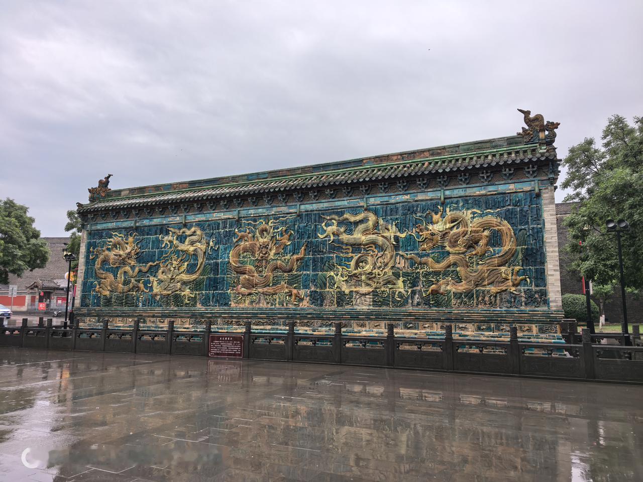 打卡大同古城善化寺五龙壁，雨中的五龙壁更是别有一番韵味！