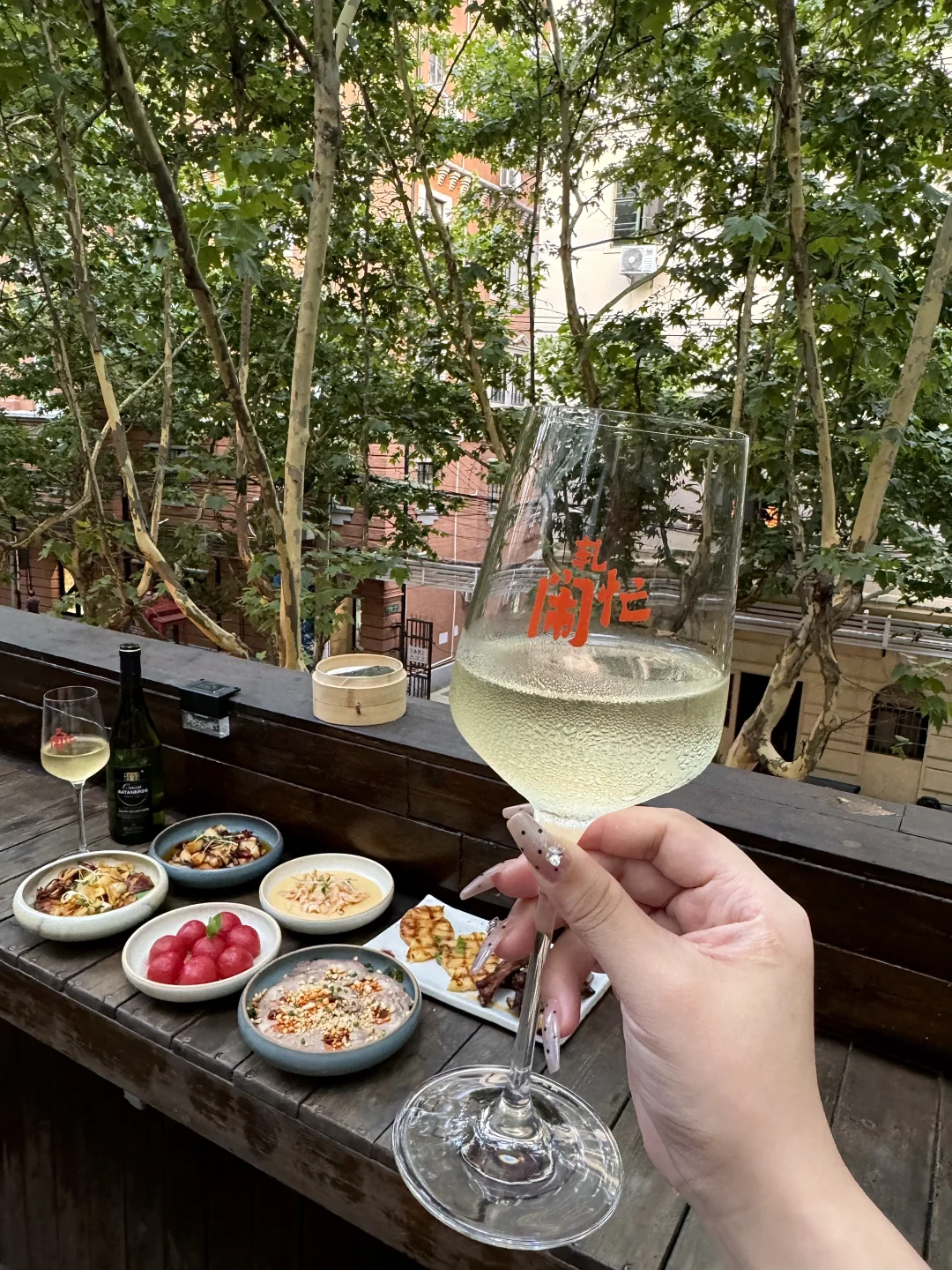 上海梧桐树下过夏天。。。🥂 静安寺可以反复来吃的！ 晚上和朋友坐在露...