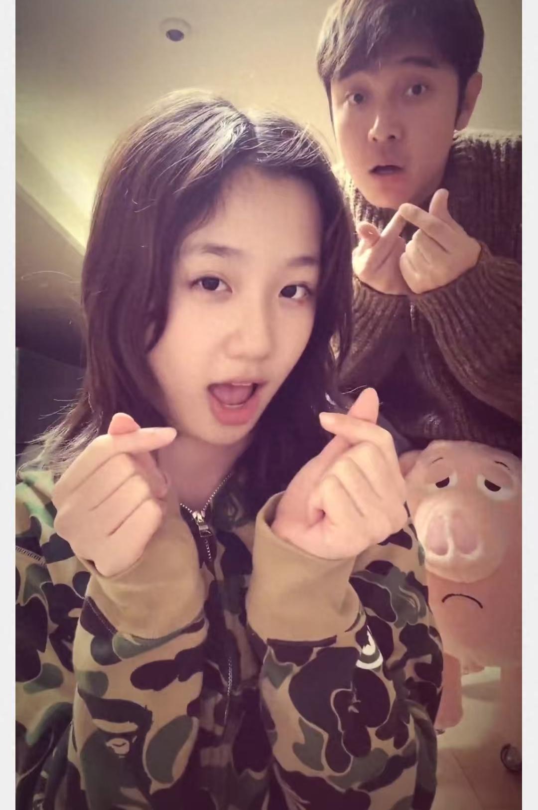 洪欣张丹峰女儿，长得好像爸爸!
洪欣张丹峰11岁的女儿张晞彤最近曝光的视频，看着