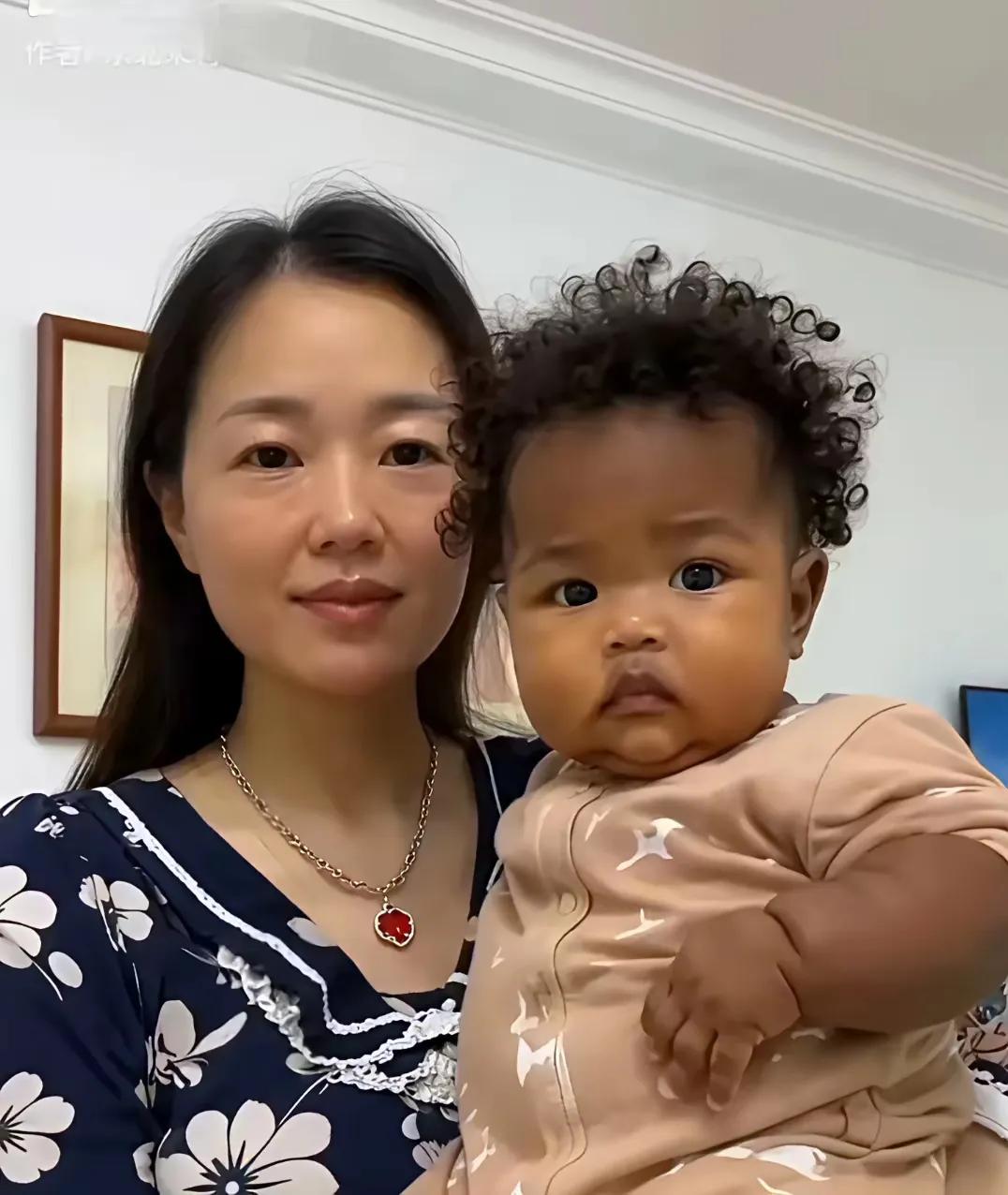 网友:
好奇！为啥我跟老婆都不黑，女儿却这么黑乎乎的？是不是还没长开呀？[wha