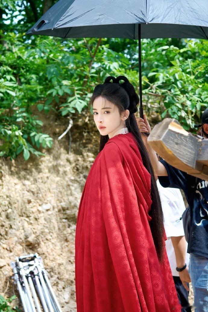 娜扎这次的古装扮相，服饰配色高级，剪裁利落。女茶王人设太少见，已经开始期待她怎么