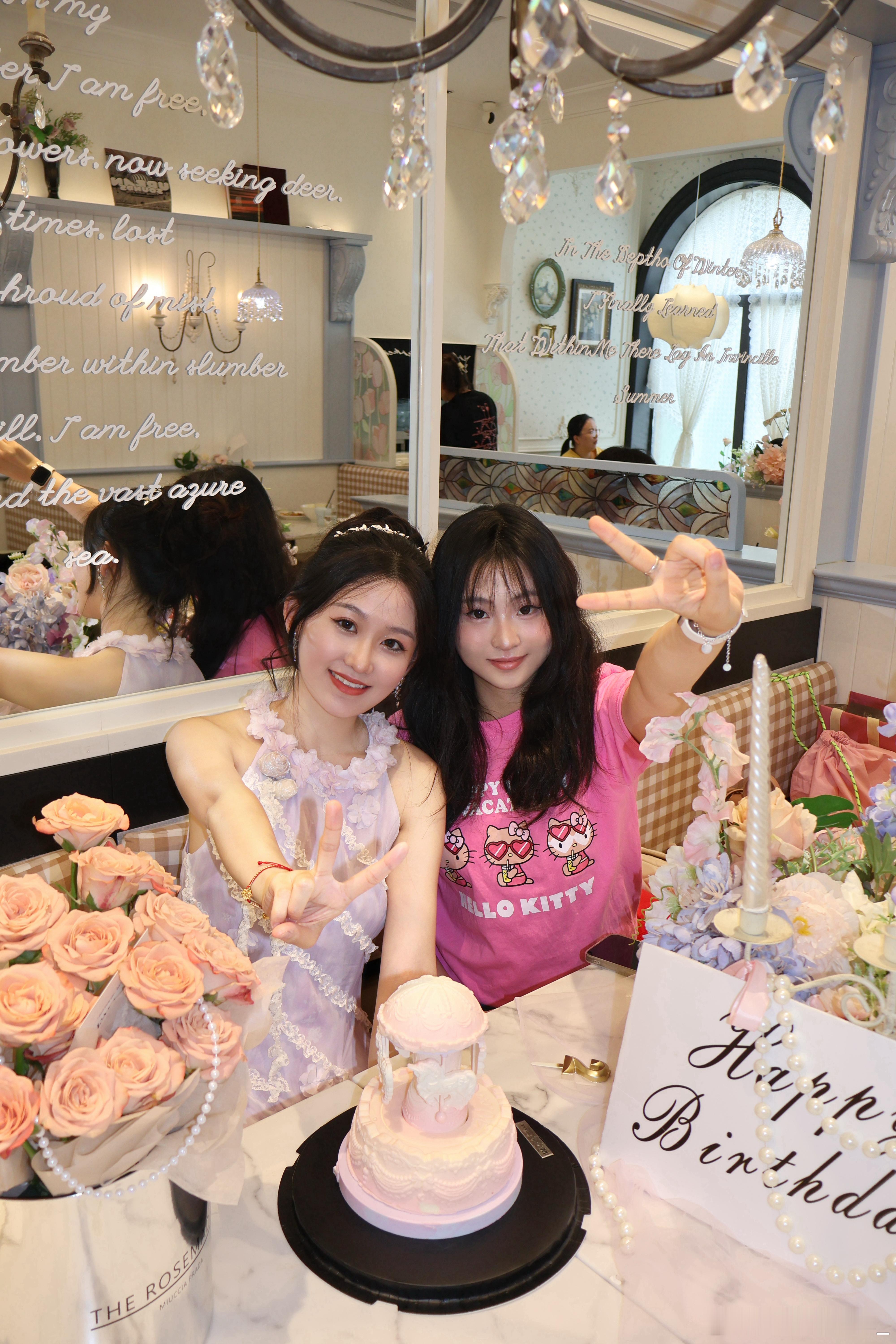 在很多很多爱中点燃了两次蜡烛🎂愿此刻、来年都幸福🫶  ​​​