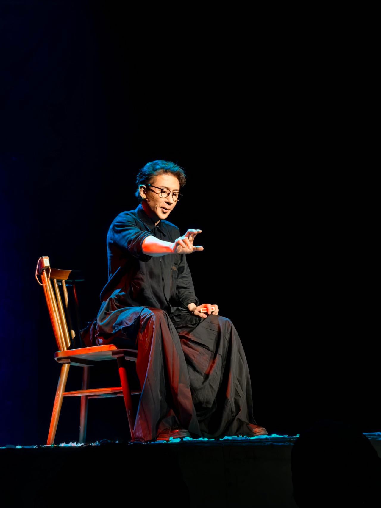 刘谦余承东变魔术刘谦现场变魔术 看到刘谦与余承东在星光之夜同台合作魔术的瞬间，那