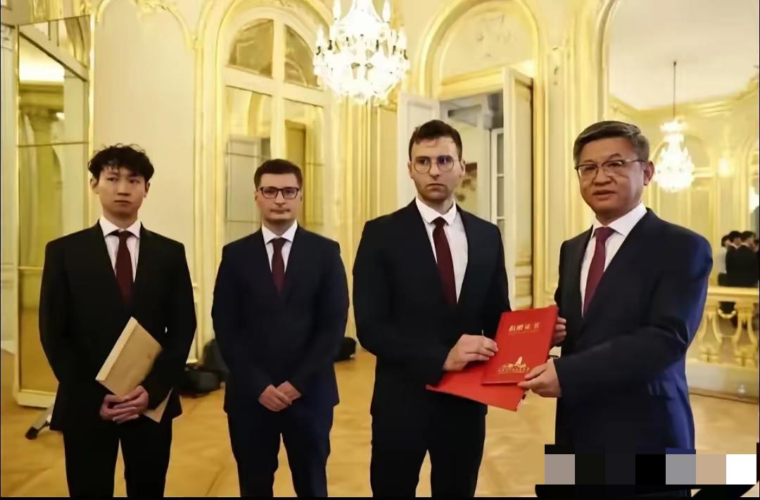 马库斯这次可能回不去了！

他捐给中国的618张日军侵华暴行照片，不仅因为照片上