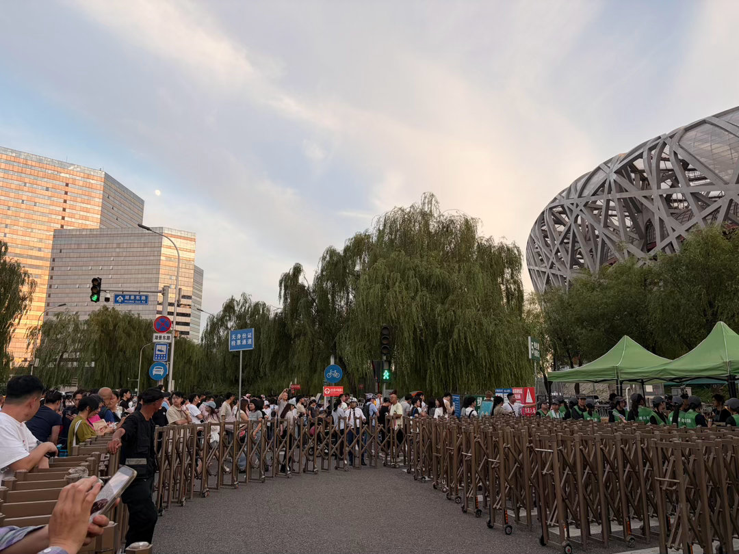 周杰伦鸟巢演唱会外场 场外草坪上的听众比想象中多，七八点钟的时候已经找不到位置站
