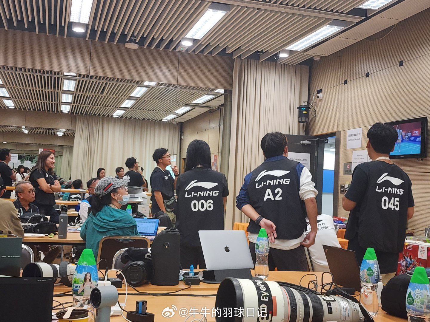 一群记者看骆建佑打小波波夫…2025年中国香港羽毛球公开赛热点现场 ​​​
