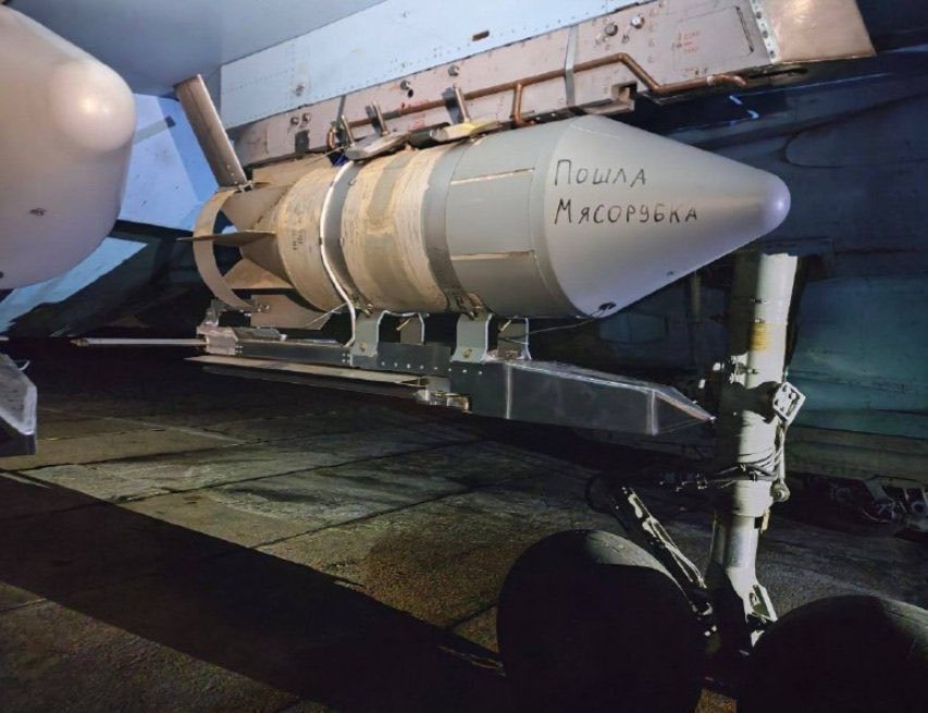 随着UMPK套件的演进，俄军搭配使用的RBK-500集束炸弹也被加大了许多，搭载