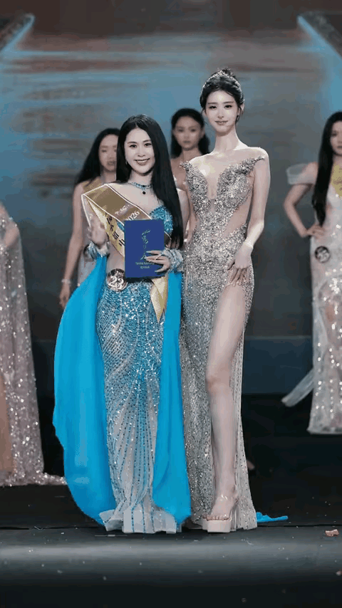 中间这位拿着证书，披着绶带的这位是中华选美大赛最佳身材的冠军。为什么评委的眼光和