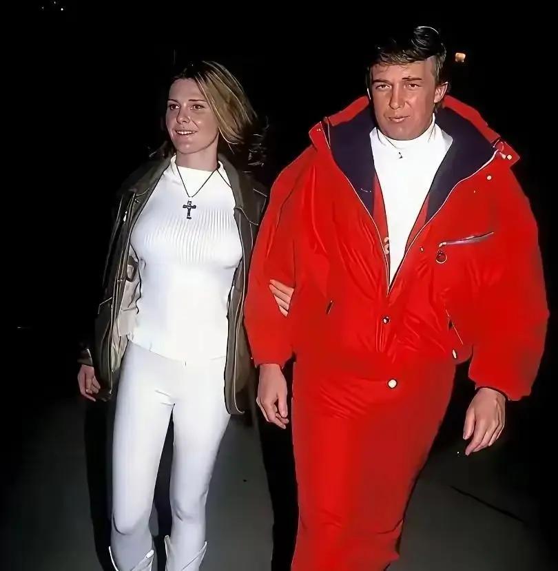 1989年阿斯彭雪场那张经典照里，一对情侣站在雪道边，一人穿大红滑雪服，一人纯白